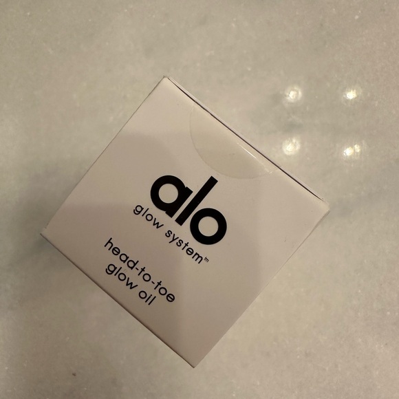 Alo Yoga Glow Oil - Picture 4 of 4